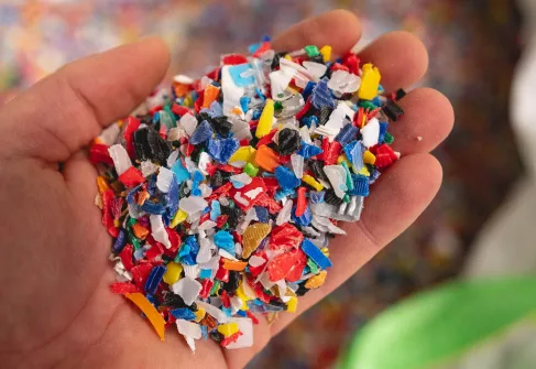 trozos de plastico en una mano